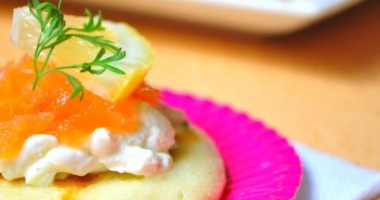 Blinis garnis de fromage frais, concombre et saumon fumé