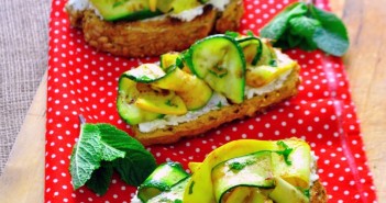 Tartines de courgettes au chèvre frais et à la menthe