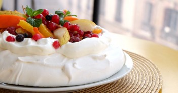 Pavlova aux fruits pour utiliser les restes de blancs d’oeufs !