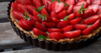 Tarte aux fraises sur une crème pâtissière à la menthe