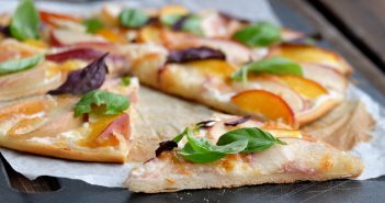 Pizza aux nectarines, à la mozzarella et au basilic