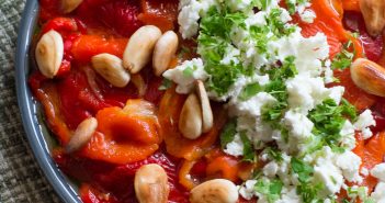 Salade de poivrons grillés à la feta et aux amandes