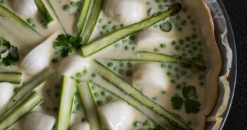 Quiche aux asperges, petits pois, aux oignons nouveaux et à la coriandre
