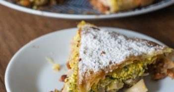 Pastilla au poulet et aux amandes