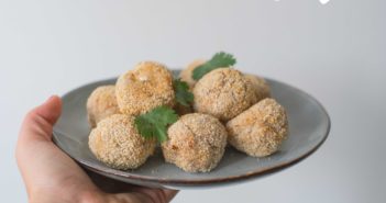 Boulettes de dinde panées avec un coeur coulant au fromage fumé