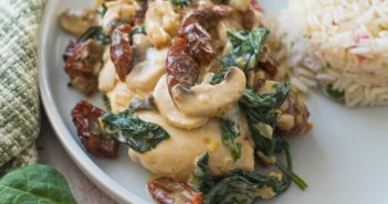 Poulet à la crème, aux épinards et aux tomates séchées