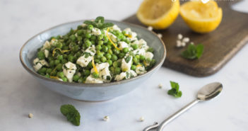 Salade de petits pois à la feta, zestes de citron et menthe