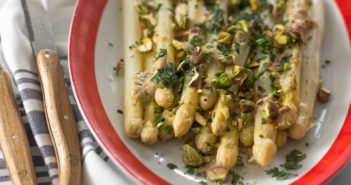 Asperges blanches, vinaigrette et pistaches