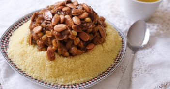 Couscous au poulet et tfaya (confit d’oignons et raisins secs caramélisés)