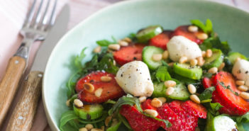 Salade de roquette, fraises, concombre et billes de labné