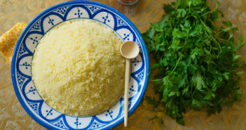 Comment cuit-on les graines de couscous au Maroc ?
