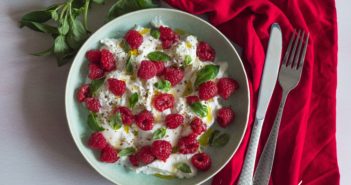 Salade de framboises et burrata au basilic