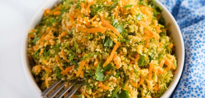 Salade de couscous aux carottes et aux herbes