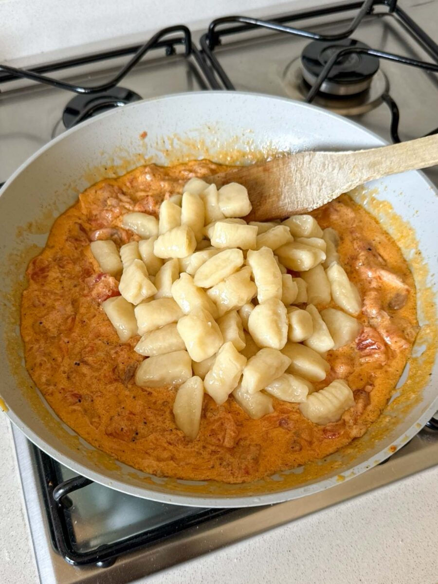 Égouttez les gnocchis et versez les dans la sauce.