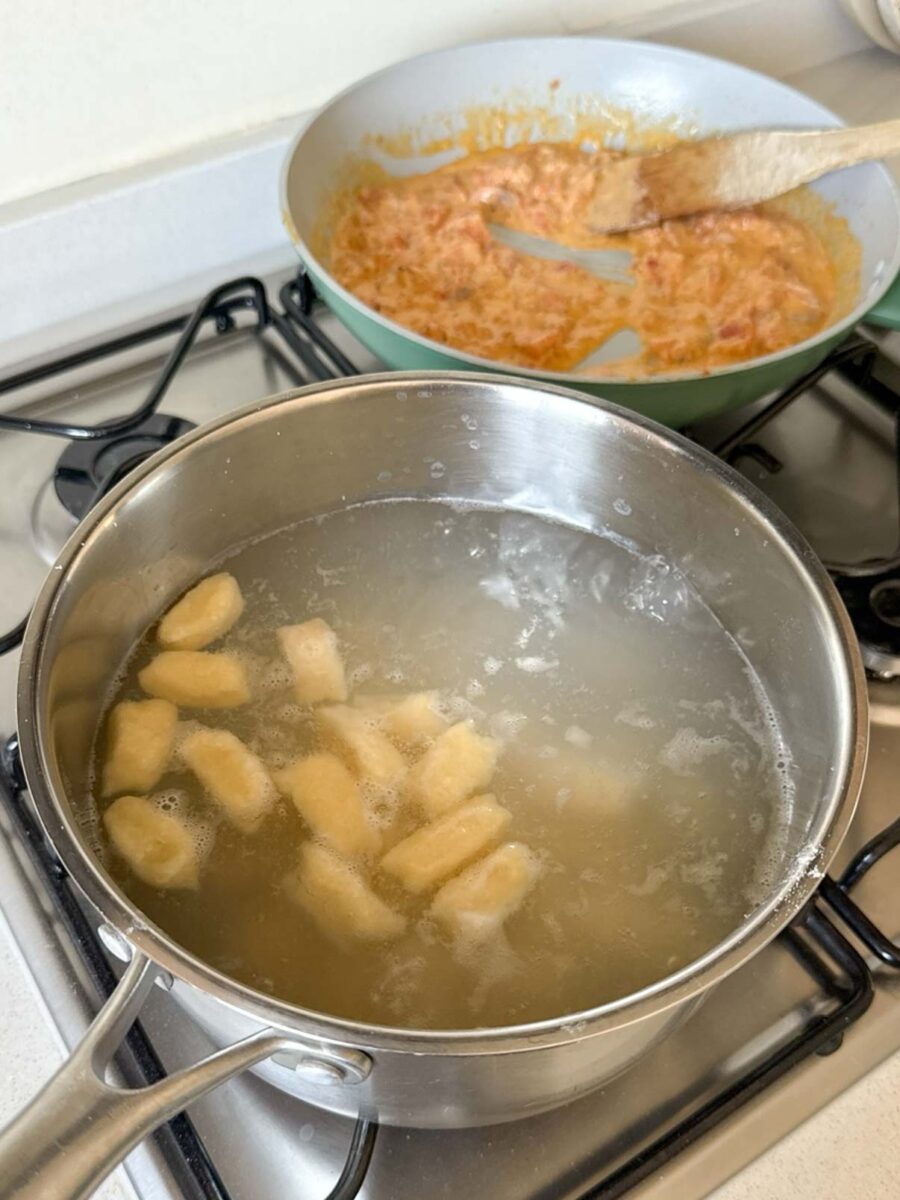 Puis ajoutez le saumon fumé découpé et la crème fraîche.Salez et Poivrez.Dans une…