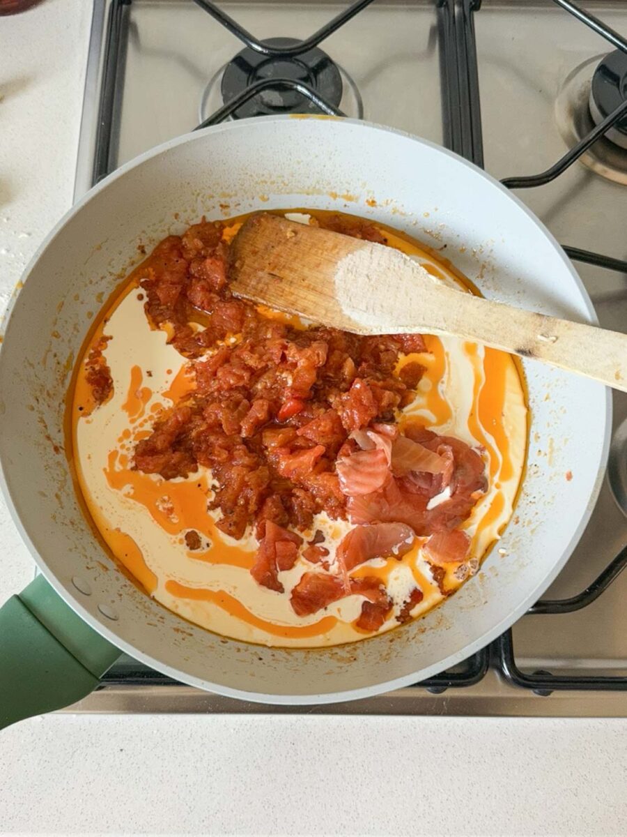 Pelez la tomate et coupez la en dés. Dans une poêle, versez un filet d’huile d’olive…