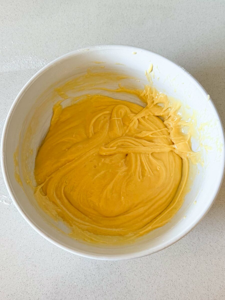 Ajoutez ensuite le beurre fondu et refroidi à la pâte et mélangez jusqu’à avoir une pâte…