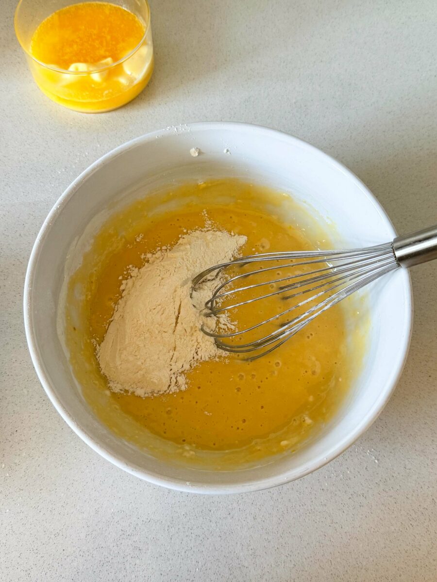 Dans un saladier, mettez les oeufs, le sucre, le lait, le miel et mélangez.