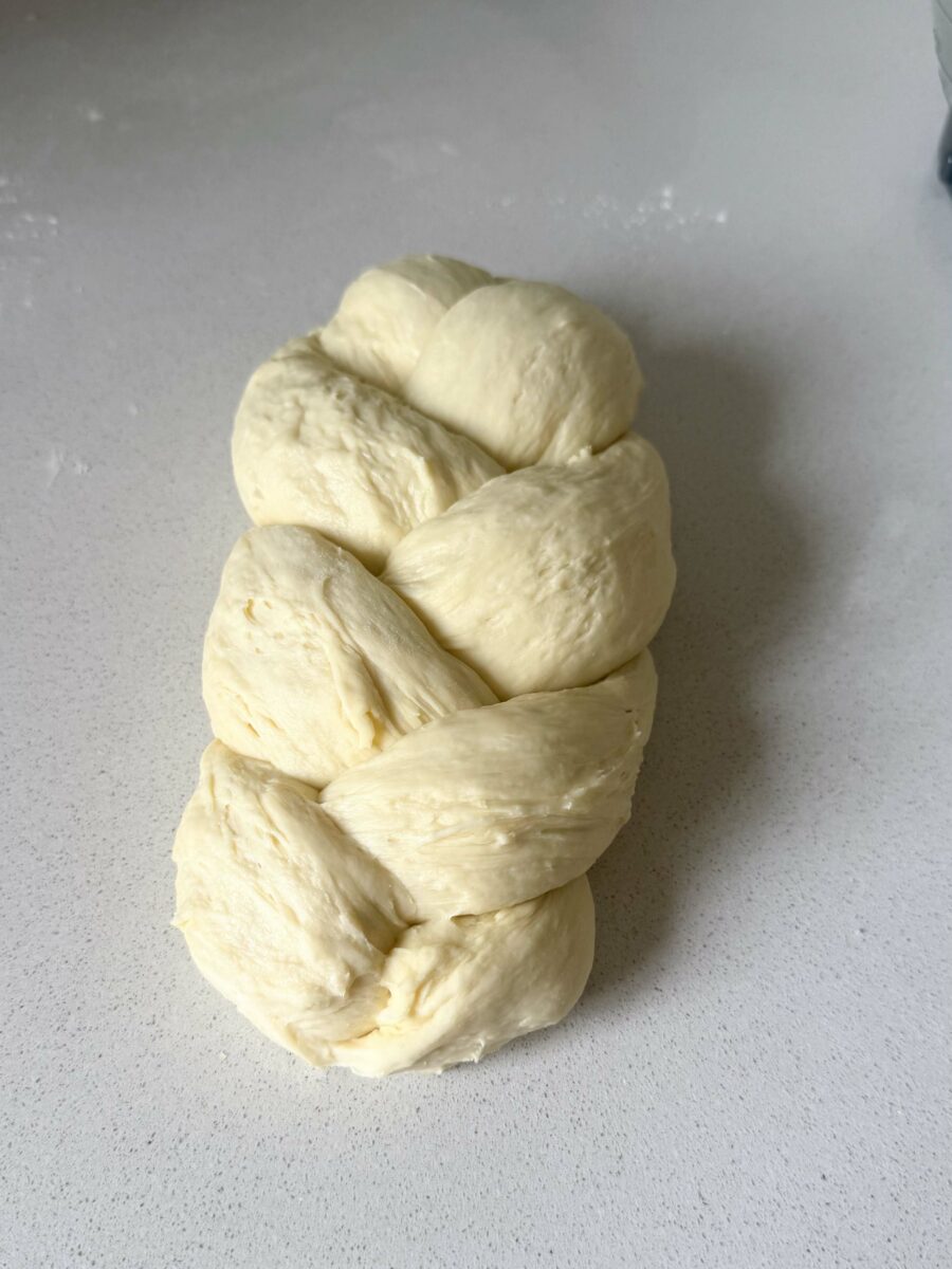 Pétrissez encore quelques instants puis divisez la pâte en trois boules de même…