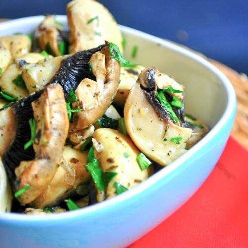 Champignons de Paris Marinés comme des Antipasti