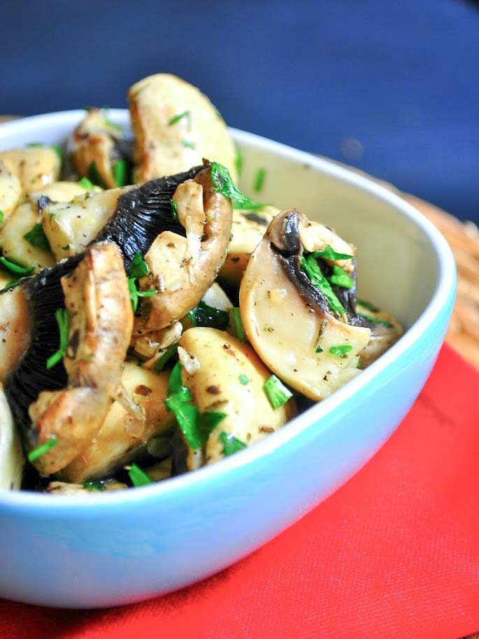 Champignons de Paris Marinés comme des Antipasti