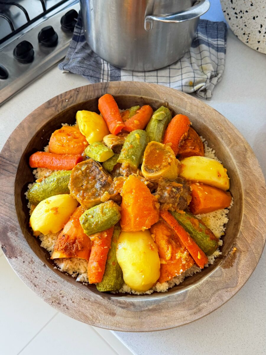 Servez ensuite dans un grand plat en mettant la semoule en premier, la viande au centre&hellip;