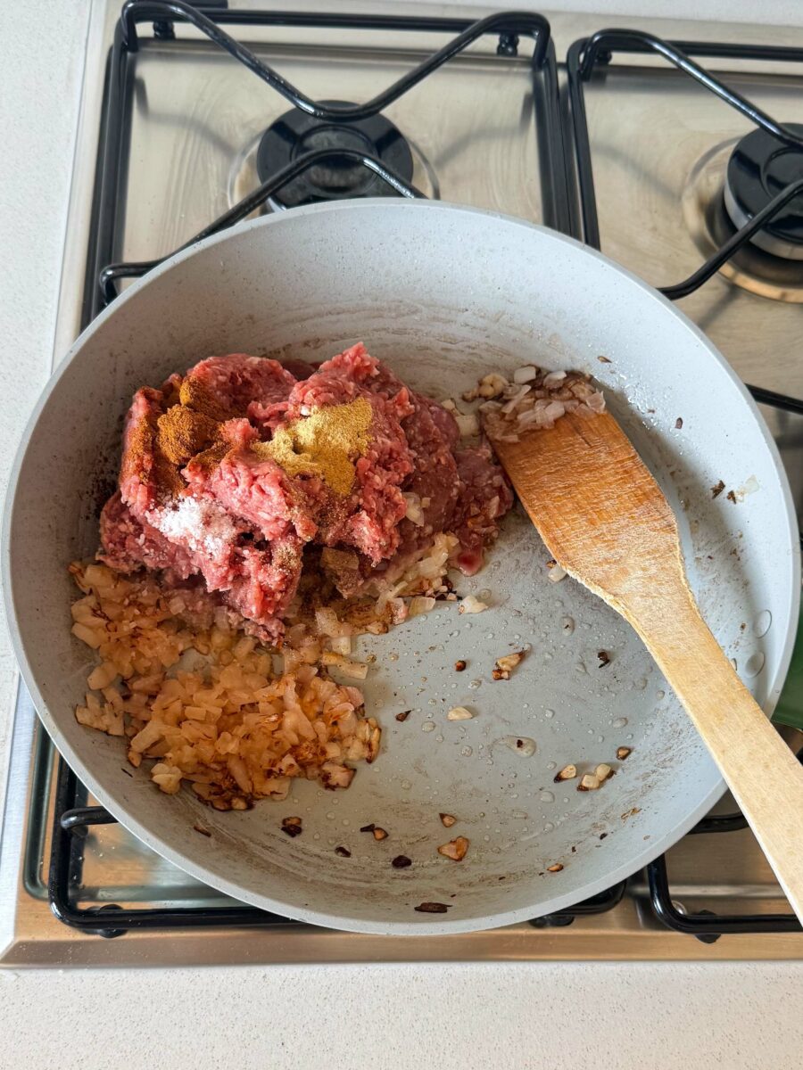 Faites revenir les oignons émincés dans une poêle avec un filet d’huile.