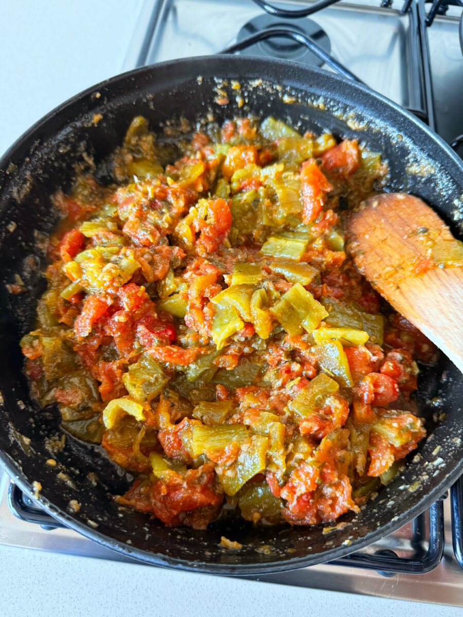 Ajoutez l’ail râpé, la tomate concentrée, le piment doux, le cumin et mélangez jusqu’à ce…