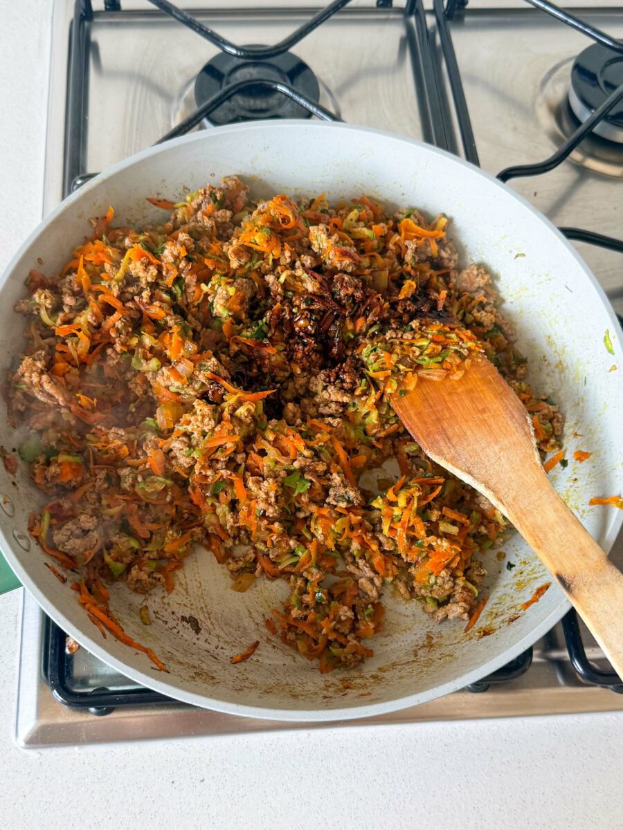 Lorsque les l&eacute;gumes commencent &agrave; cuire, ajoutez y la viande hach&eacute;e, les &eacute;pices, le persil&hellip;