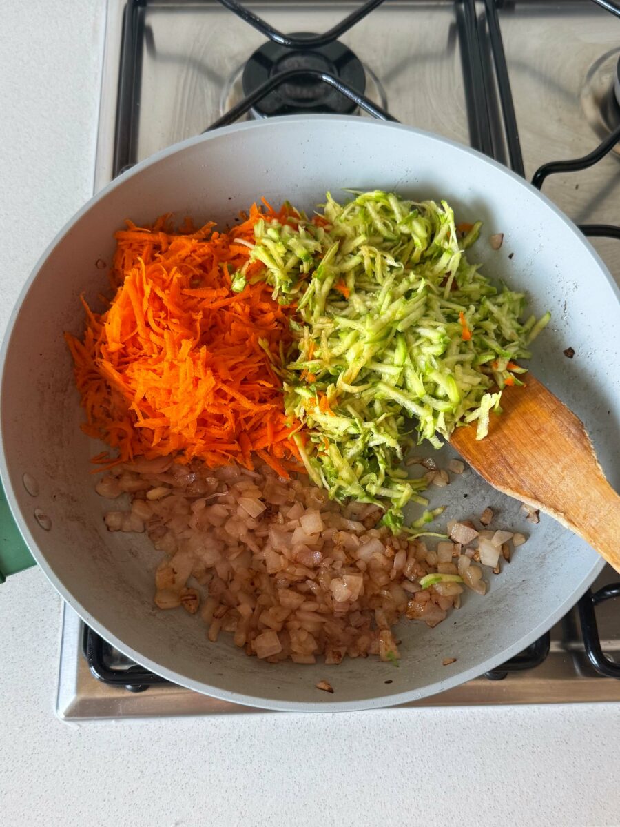 &Eacute;mincez l&rsquo;oignon et faites-le dorer dans une po&ecirc;le avec un filet d&rsquo;huile d&rsquo;olive.