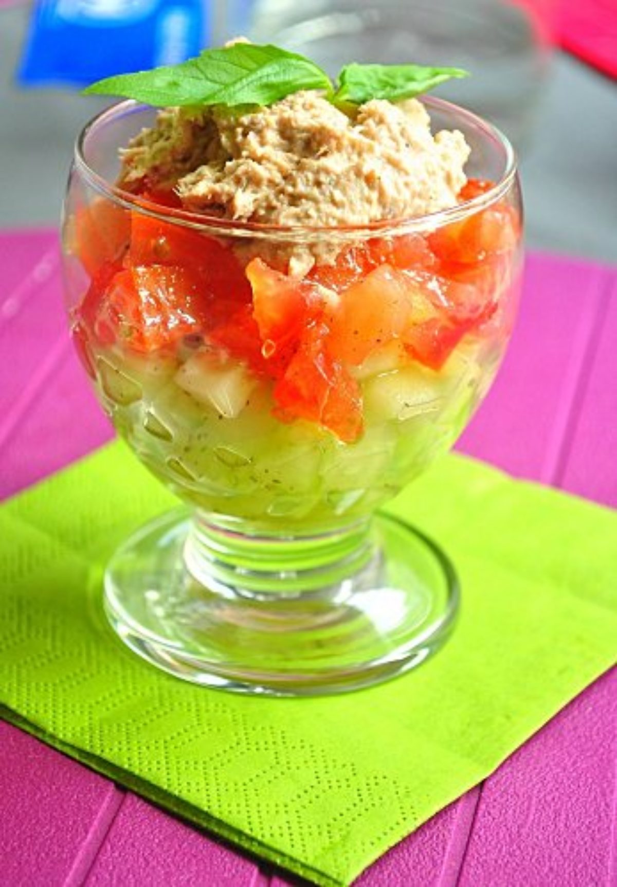 Verrine Salée Facile Et Pas Cher Verrine estivale aux tomates, concombre et thon - Cuisinons En Couleurs