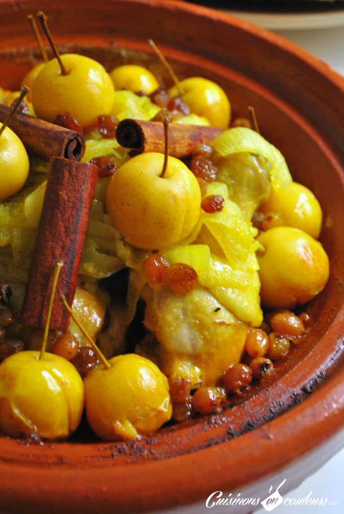 Tajine-aux-pommes-685x1024 - Tajine de poulet aux petiotes, oignons et raisins secs