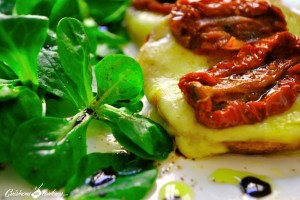 DSC_0026-300x200 - Salade de mâche, crostini à la tomme de Savoie et aux tomates séchées