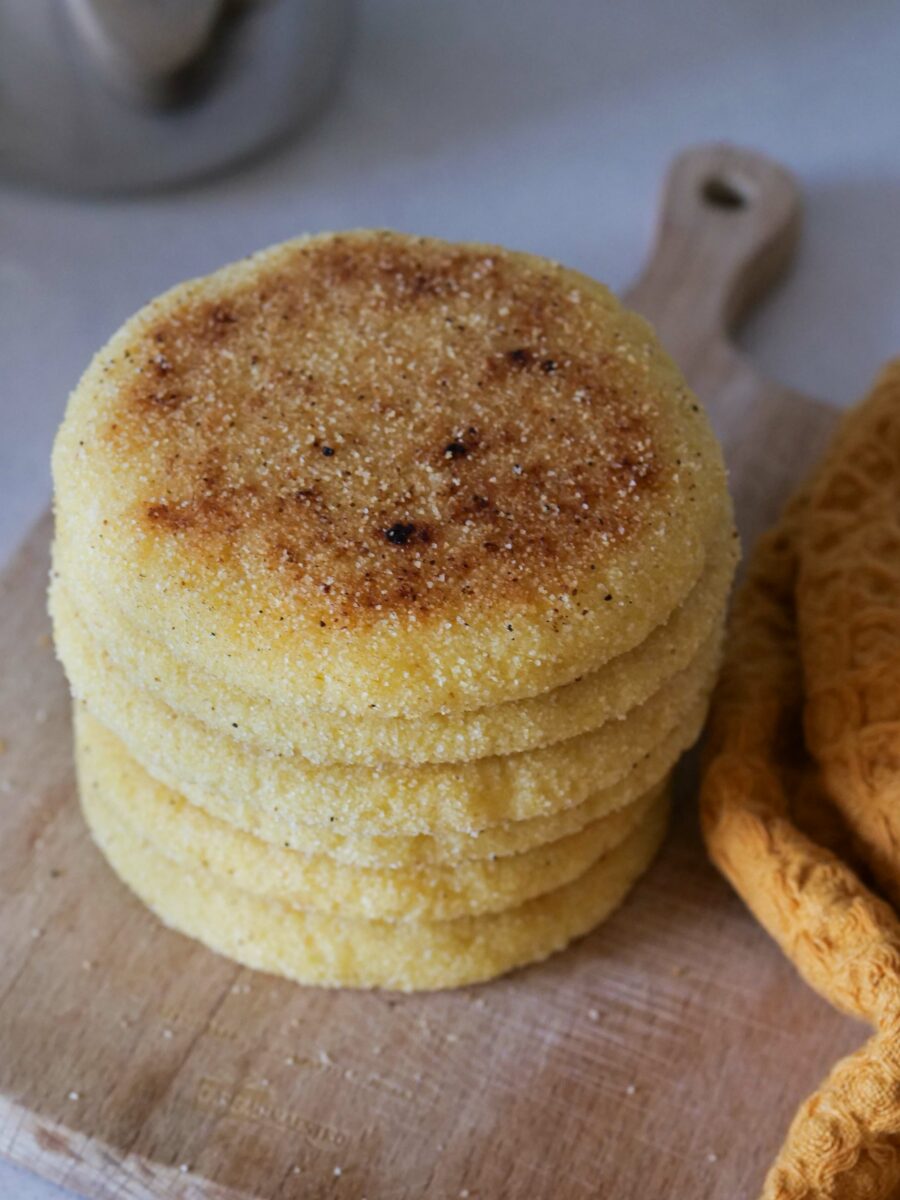 Faites des boules de pâtes, enrobez-les de semoule fine puis aplatissez-les pour former…
