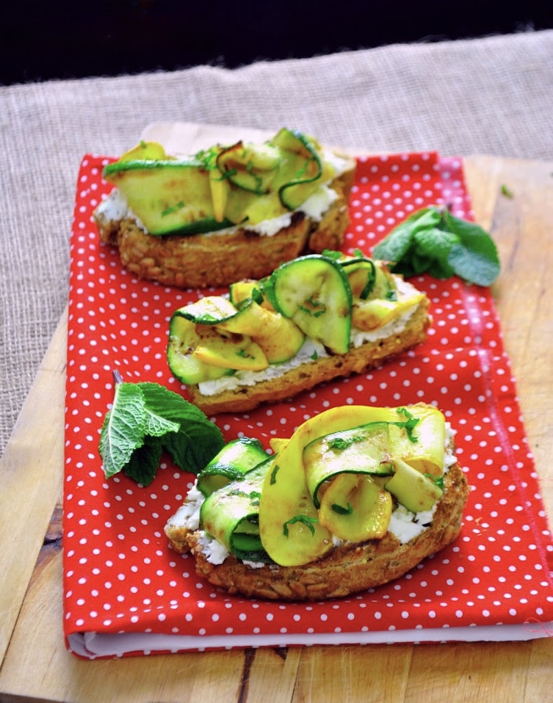 Tartines de courgettes au chèvre frais et à la menthe