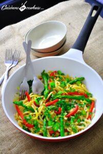 Nouilles japonaises (Udon) sautées aux asperges et aux poivrons