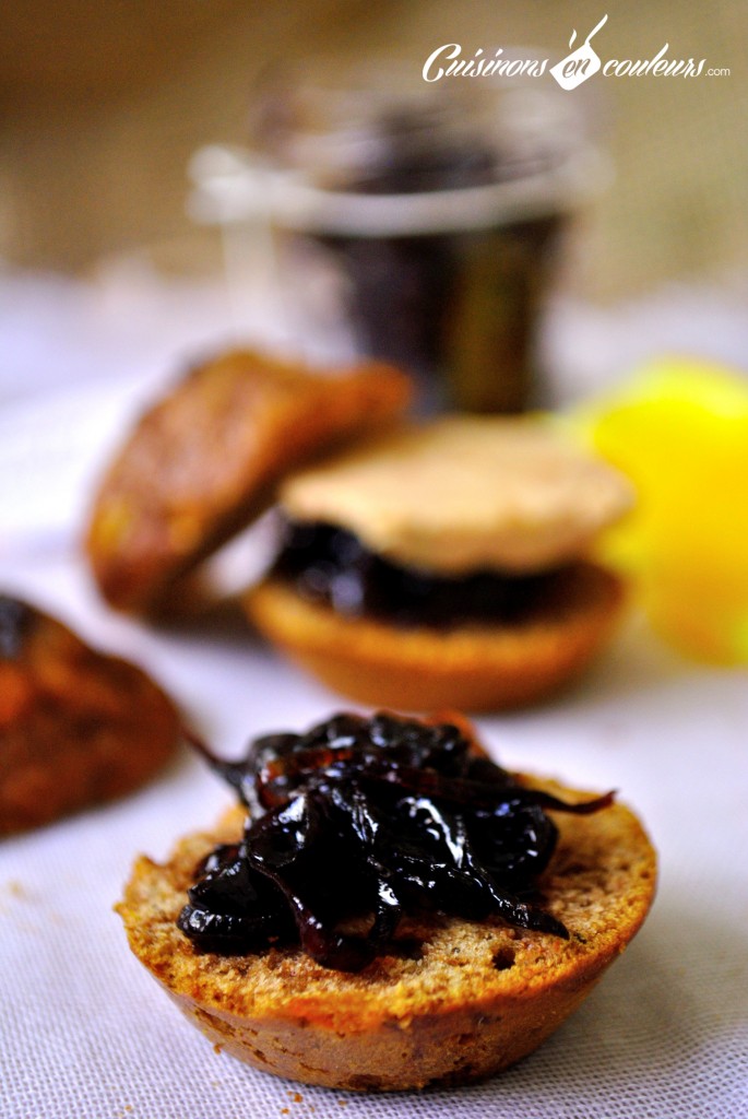 burger-de-foie-gras-1-685x1024 - Minis burgers de pain d'épices au confit d'oignons à la crème de cassis et au foie gras