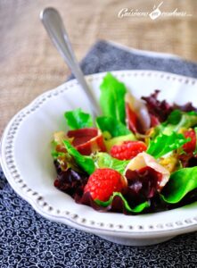 Salade de magret de canard séché, mozzarella et framboises
