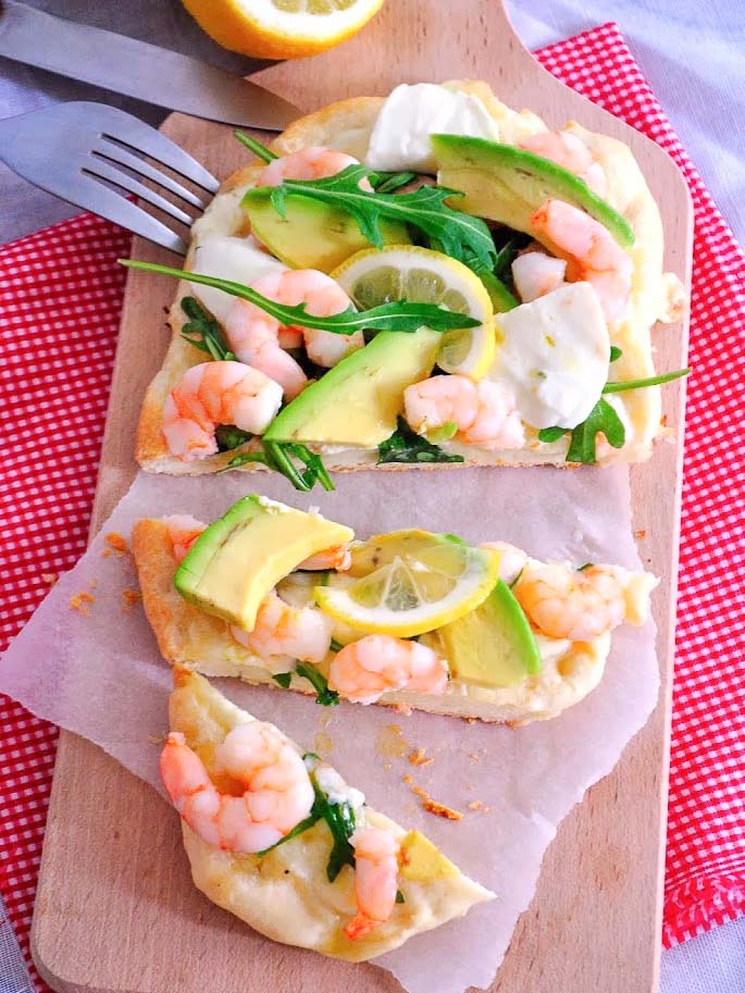 Pizza blanche à la roquette et aux crevettes