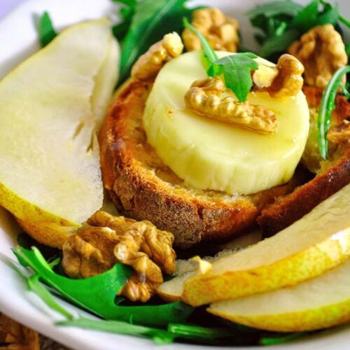 Salade de roquette, poire, chèvre chaud, noix et miel