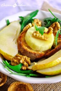 Salade d’hiver : Roquette, poire, noix et fromage de chèvre