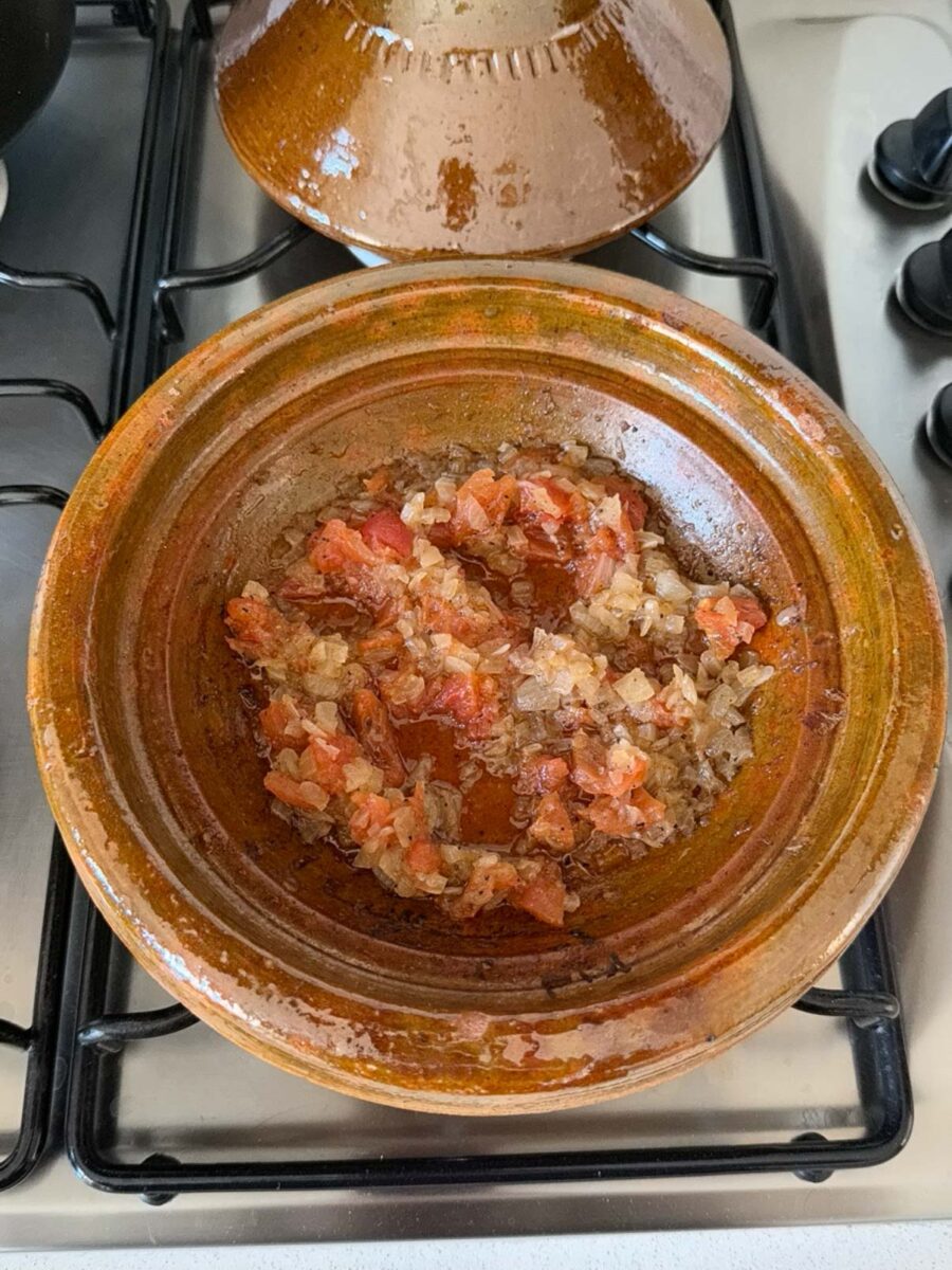 Epluchez les tomates et coupez-les en petits dés et lorsque les oignons sont…