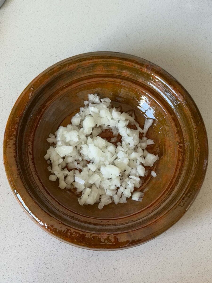 Coupez l’oignon en petits dés et faites-les revenir dans un tajine avec un filet d’huile…