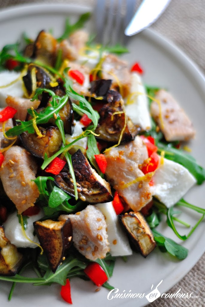 Salade de poulet au sésame, aubergine et mozzarella