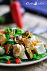 Salade de poulet au sésame, aubergine et mozzarella
