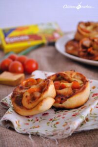 Pizza roulée au poulet, oignons et tomates