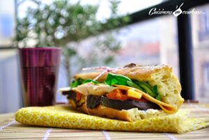 Sandwich en couleurs au poulet, à l’aubergine et la tomate