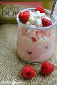 Eton mess aux framboises et glace Carte d’or façon fraise et morceaux de meringue