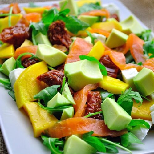 Salade au saumon fumé, à la mangue et plein de bonnes choses
