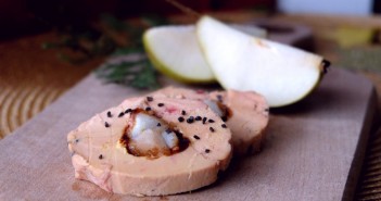 foie-gras-aux-poires-oignons-351x185 - Cuisinons En Couleurs